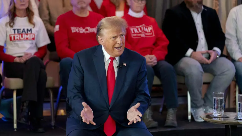 Republican presidential candidate former President Donald Trump participates in a virtual rally at Hotel Fort Des Moines in Des Moines, Iowa, Saturday, Jan. 13, 2024. (AP Photo/Andrew Harnik) Associated Press/LaPresse Only Italy and Spain