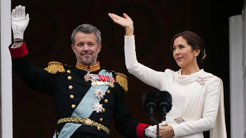 Denmark's King Frederik X and Queen Mary wave to the crowds on the balcony, after the proclamation, at Christiansborg Palace, in Copenhagen, Sunday, Jan. 14, 2024. Denmark’s prime minister proclaimed Frederik X as king after his mother Queen Margrethe II formally signed her abdication. Massive crowds turned out to rejoice in the throne passing from a beloved monarch to her popular son. (Bo Amstrup/Ritzau Scanpix via AP)

Associated Press/LaPresse
Only Italy and Spain