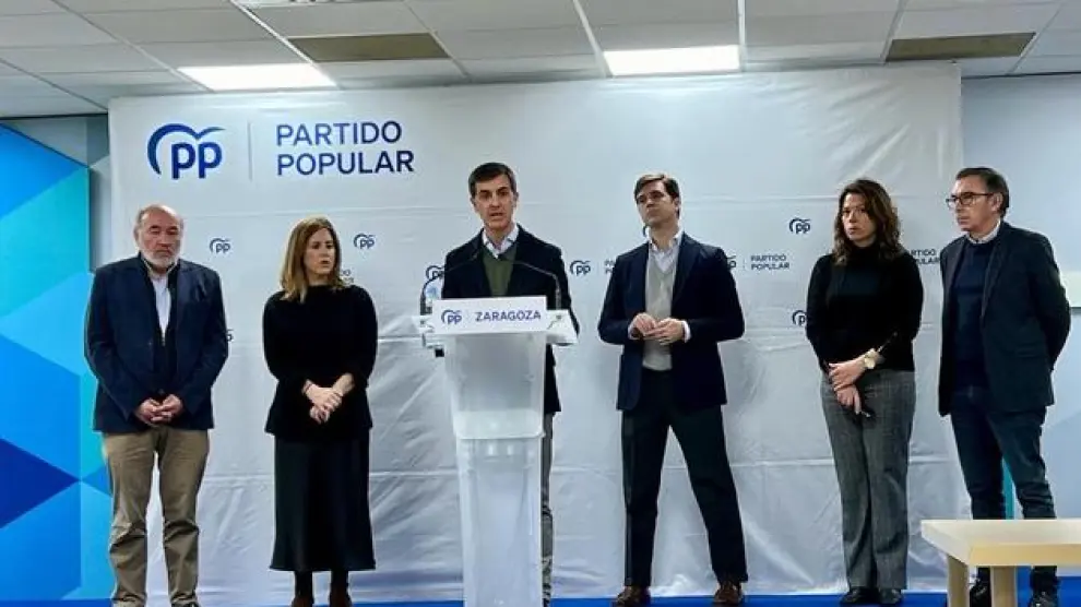 Pedro Navarro, en el centro, junto a los parlamentarios José Manuel Aranda, Rocío Dívar, Ramón Celma, María del Mar González y Luis María Beamonte.