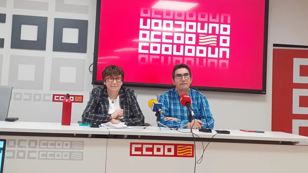 Delia Lizana y Mario Lolumo, este martes en la sede de CC. OO. Aragón, en Zaragoza.