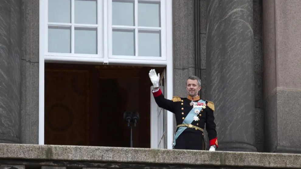 COPENHAGEN, Jan. 15, 2024 -- Denmarks newly proclaimed King Frederik X waves on the balcony of Christiansborg Palace in Copenhagen, Denmark, Jan. 14, 2024. Denmarks Crown Prince Frederik was formally proclaimed king by the countrys prime minister Mette Frederiksen on Sunday...14/01/2024 [[[EP]]]