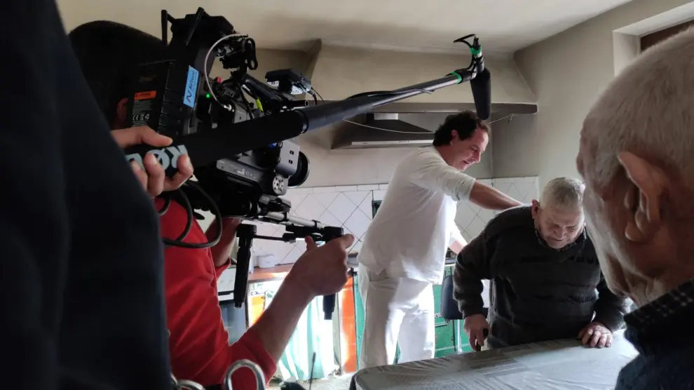 Un momento del rodaje del documental 'Moviendo montañas', sobre el servicio de ayuda a domicilio en Sobrarbe.