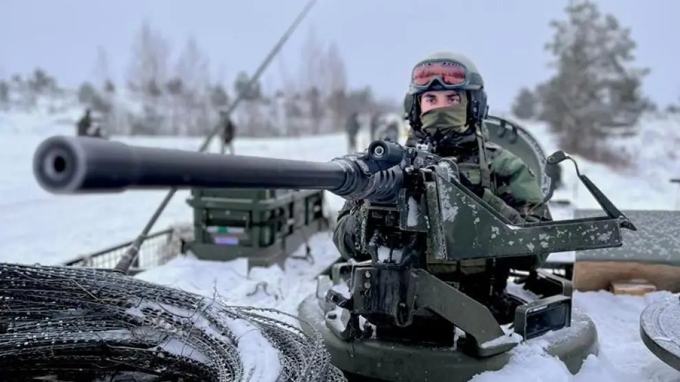 Un militar de la Brigada Aragón durante la misión en Letonia durante la ola polar.