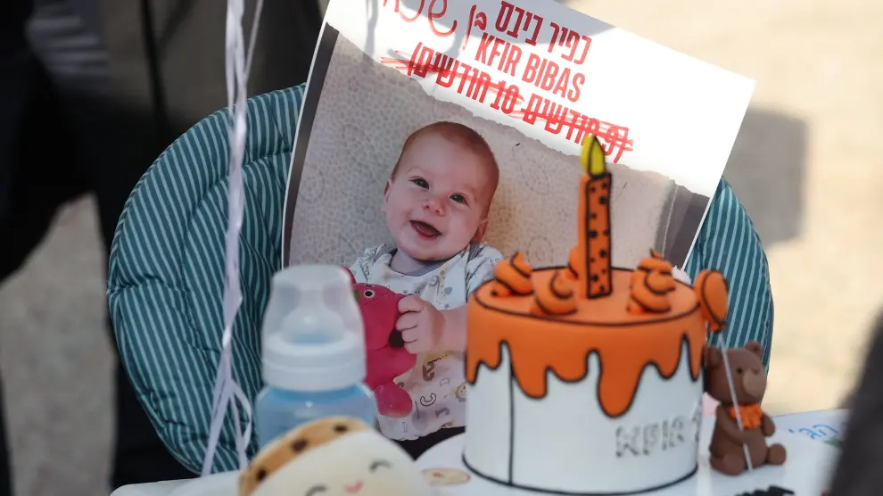 La imagen del pequeño Kfir, junto a la tarta de su primer cumpleaños, en una concentración en Tel Aviv por los rehenes de Hamás. MIDEAST ISRAEL PALESTINIAN CONFLICT