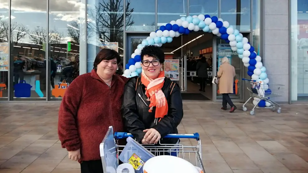 Rosa Lizana e Inma Mora en la inauguración de la primera tienda de Action en Zaragoza.