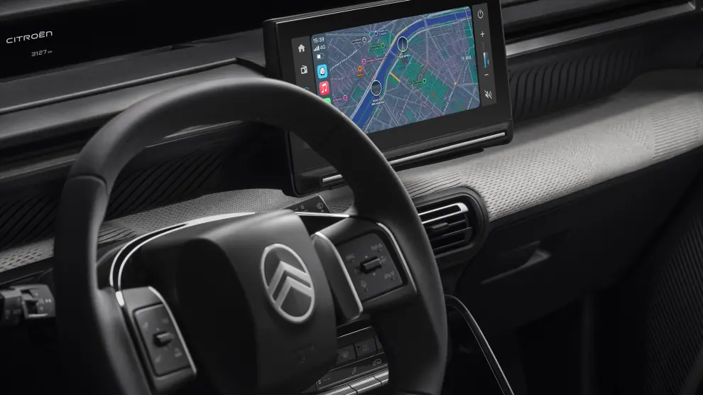 Interior del Citroën C3 eléctrico, sencillo pero con una pantalla de 10,2 pulgadas para la información y el entretenimiento