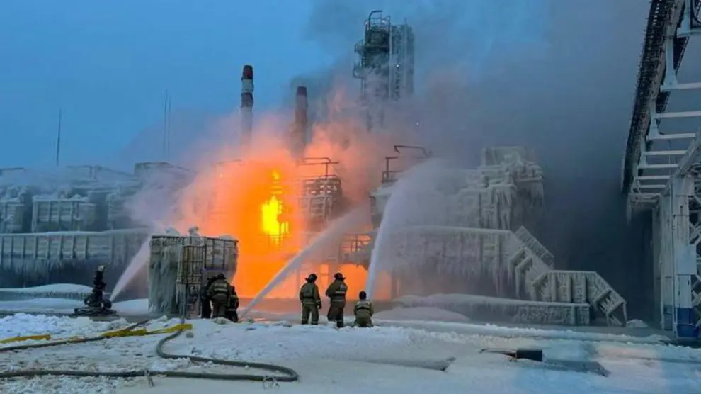 Los bomberos trabajan para extinguir el incendio declarado en la terminal de Novatek, en el puerto ruso de Ust-Luga