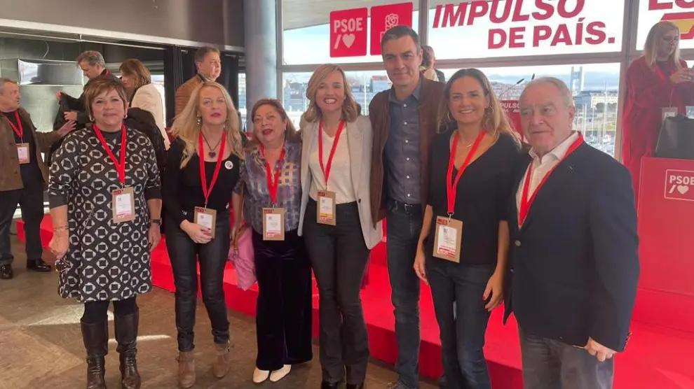 Pedro Sánchez y Pilar Alegría posaron en una foto con los únicos cinco de los quince socialistas aragoneses del comité federal que participaron en el cónclave.