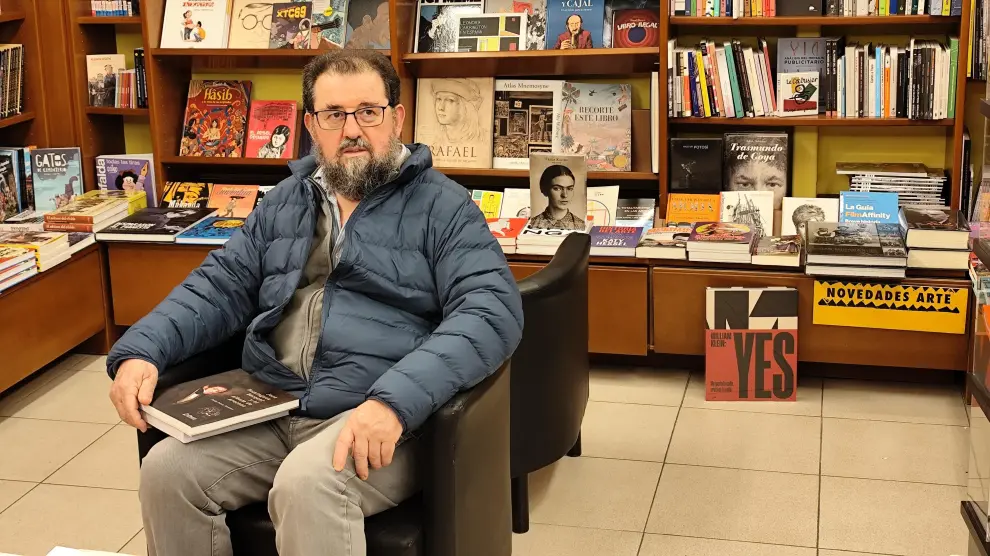 Jesús Rubio, el pasado lunes en la librería Cálamo. En sus rodillas tiene el libro 'José Domínguez Bécquer y el Álbum de Aracena'.