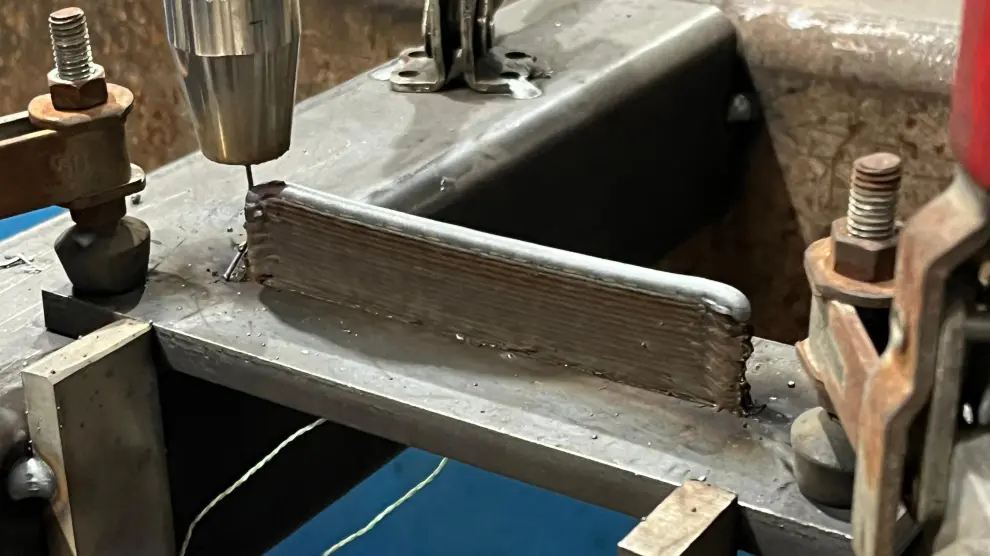 Pared fabricada mediante la deposición de veinte capas de acero. La técnica WAAM deposita material capa por capa, como una impresora 3D, pero con metal.