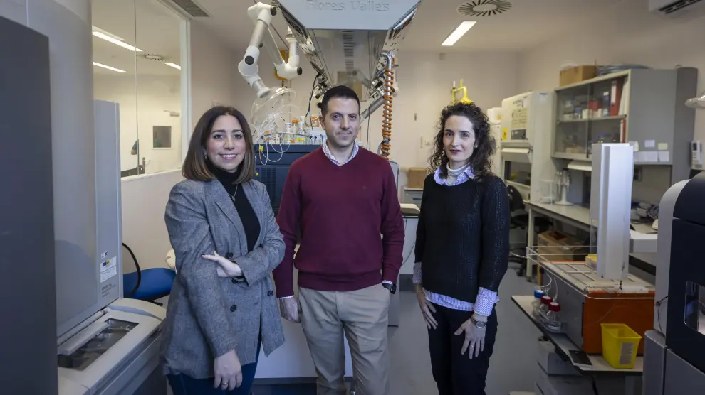 Los investigadores María Sancho Albero, David Fernández Antorán y Alejandra González Loyola, en el Centro de Investigación Biomédica de Aragón.