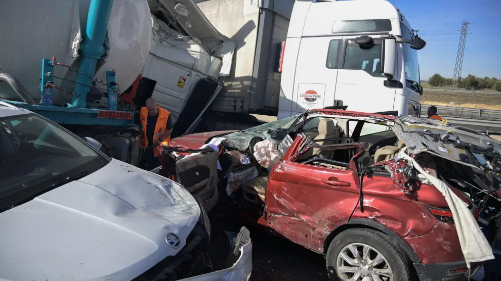 Estado en el que han quedado algunos vehículos y camiones implicados en los accidentes.