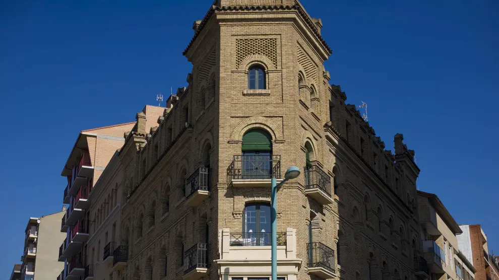 El arquitecto Ramón Lucini ideó este edificio de viviendas en el Arrabal en 1923. La parcela es triangular y las fachadas, con gran ornamento, están acabadas en ladrillo caravista. Es bien de interés arquitectónico B