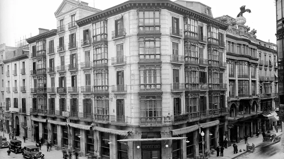 El Café Moderno en el chaflán y el edificio de Almacenes El Águila en la década de 1930.