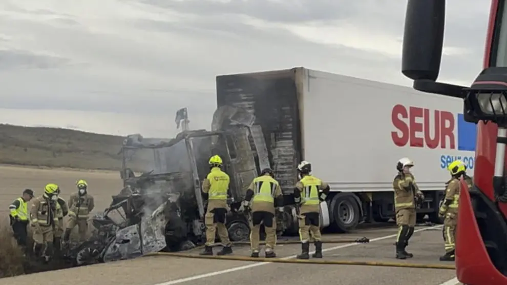 El camionero que causó el accidente conducía un vehículo articulado de la empresa Seur.
