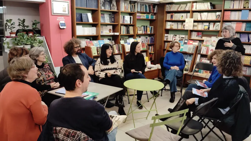 El club de lectura viajero de Cálamo, en la sesión mensual dedicada a Osvaldo Soriano y su 'Cuarteles de invierno'.