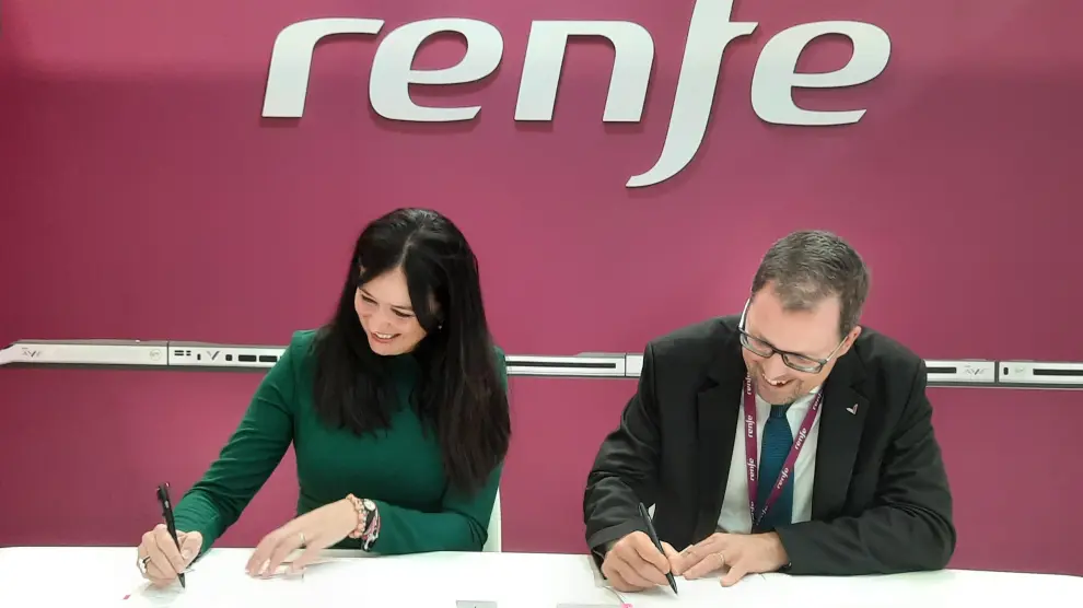 Lorena Orduna y Raúl Blanco, en la firma del convenio entre el Ayuntamiento de Huesca y Renfe.