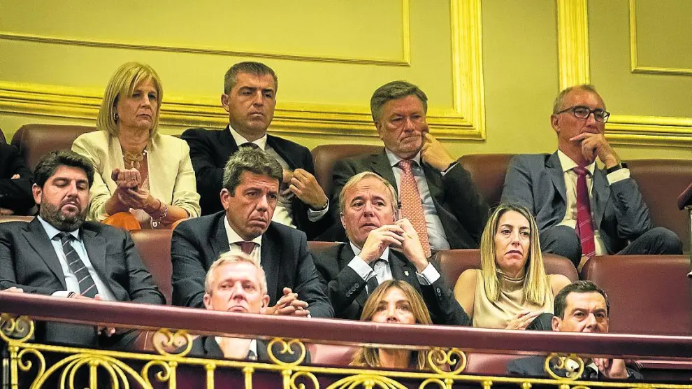 El presidente de Aragón, Jorge Azcón, con varios de sus homólogos autonómicos en el Congreso.
