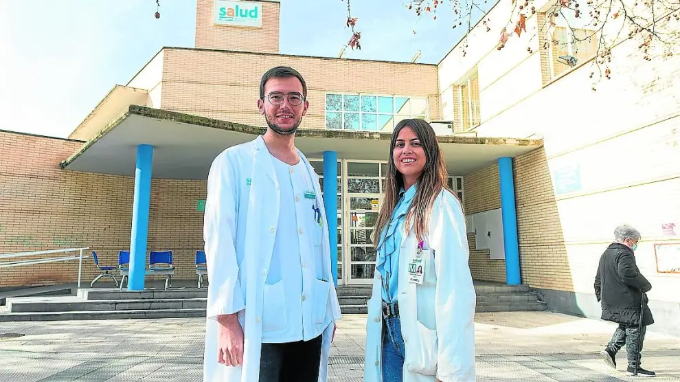 Guillermo Viguera y Andrea Yuba, ambos mir de 4º año de Familia, frente al centro de salud Univérsitas de Zaragoza.