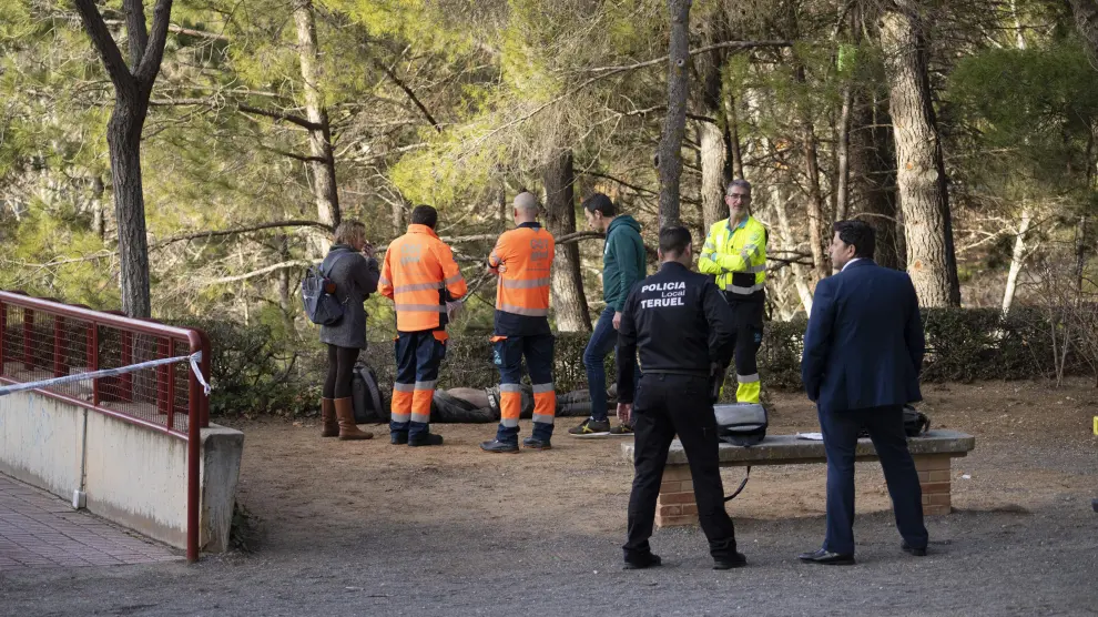 El hombre ha sido encontrado sin vida en el parque de los Fueros de Teruel. En la foto, la Policía realiza las primeras averiguaciones sobre la muerte del indigente.