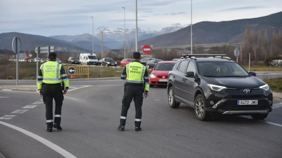 Agentes de la Guardia Civil intentando dar fluidez al tráfico en una de las rotondas de acceso a Sabiñánigo, donde se han producido retenciones.