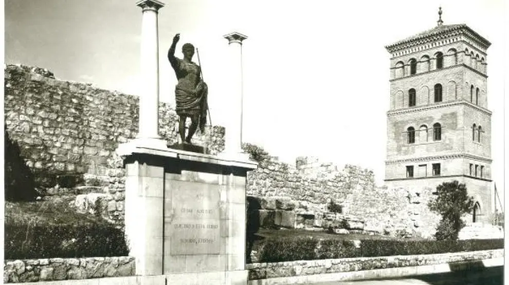 La estatua de Augusto, en los años 70, con el Torreón de la Zuda.