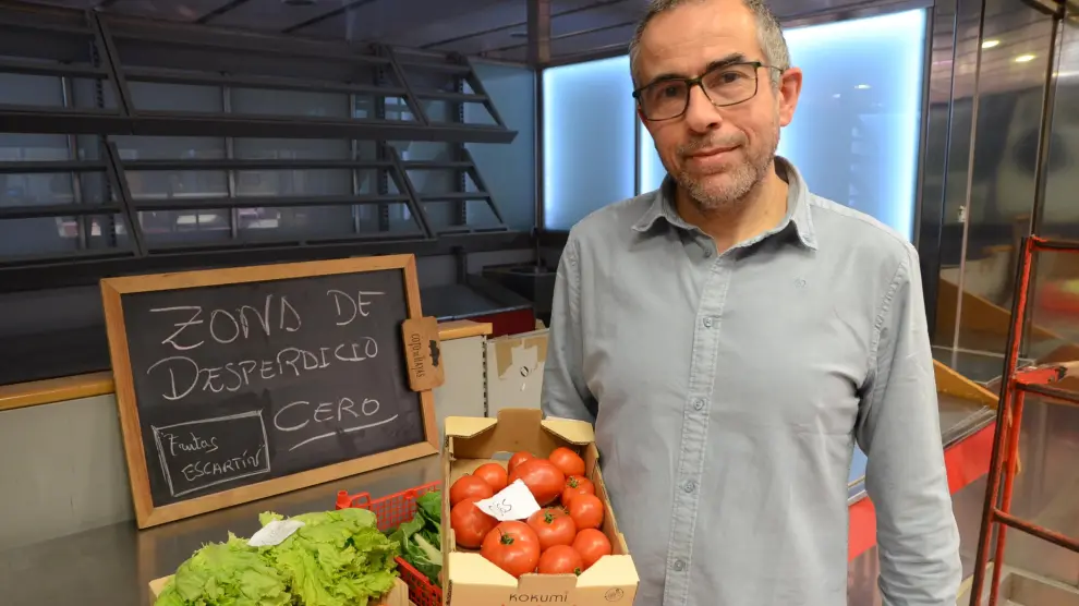 Mariano Escartín ofrece el kilo y medio de tomate kokumi maduro a 0,65 euros