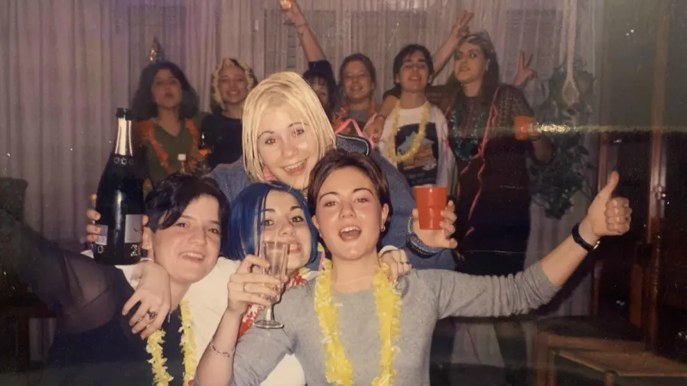 Yasmina Praderas, con 18 años, en Huesca, brinda con su copa en la Nochevieja de 1999.