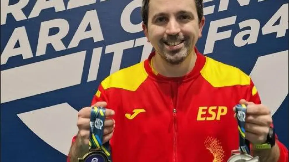 Jorge Cardona con sus dos medallas conquistadas en Brasil