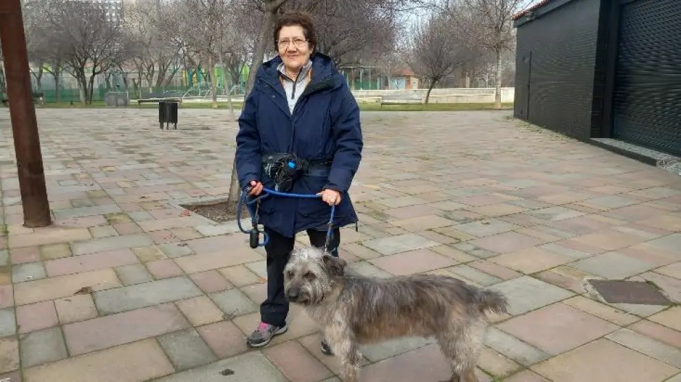 Isabel Baquerizo, afectada por el síndrome de Ménière, en el parque de San Pablo con su perro Lucho, en Zaragoza.
