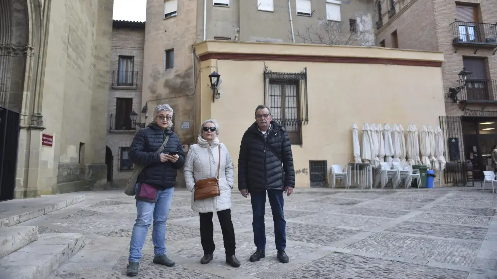 Los afectados, delante del edificio que han tenido que desalojar y que linda con la plaza de la Catedral de Huesca.