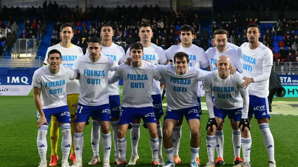 Los futbolistas del Real Zaragoza lucen camisetas de apoyo a Raúl Guti en Éibar.