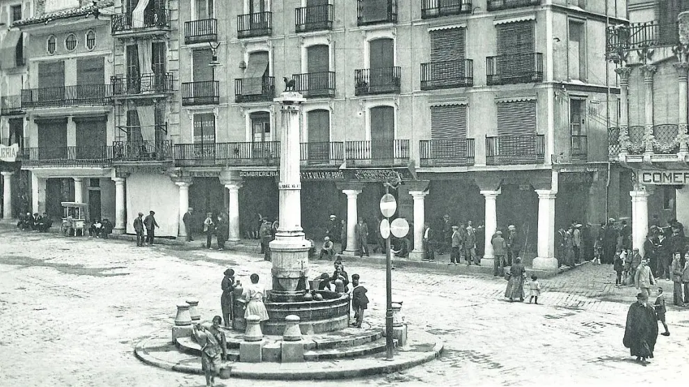El Torico, en 1922. En la columna se ve el anillo con la inscripción ahora desaparecida.