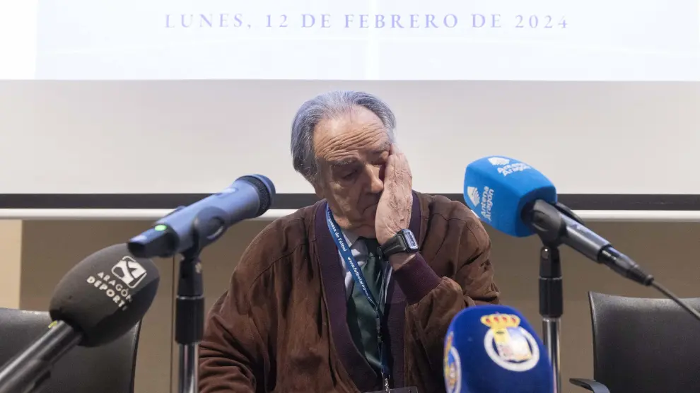 Óscar Fle, completamente emocionado, este lunes tras anunciar su adiós a la Real Federación Aragonesa de Fútbol (RFAF).