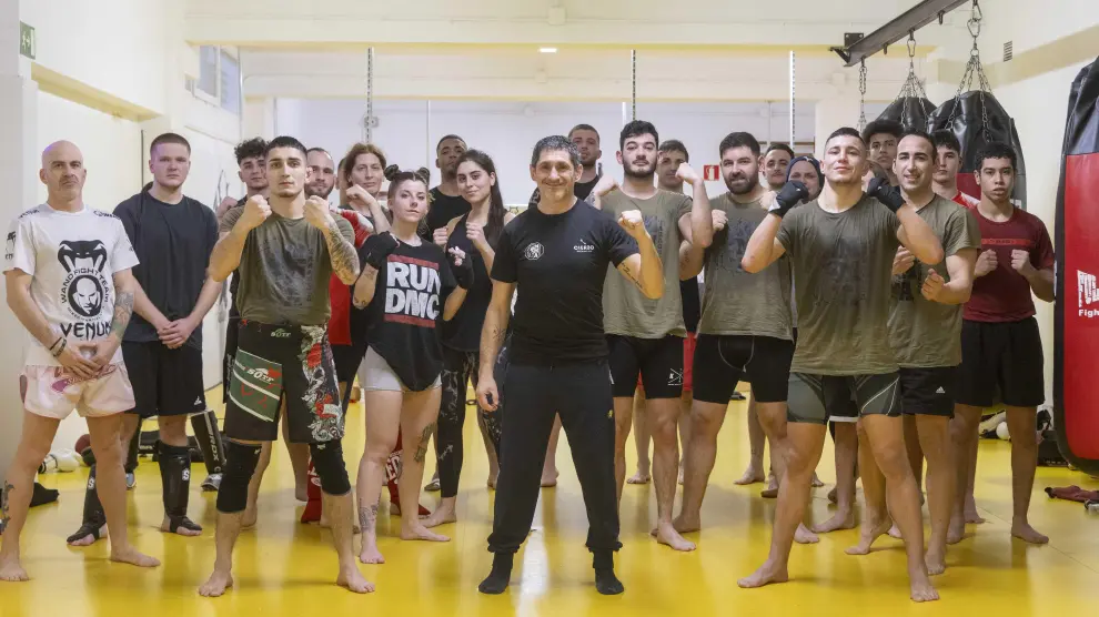 Kike Pérez, en el centro, junto a los miembros de la escuela de artes marciales mixta que gestiona en el Stadium Venecia.