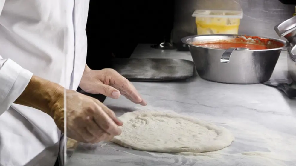 ROMA, 14/02/2024.-El italiano Franco Pepe, el mejor pizzero del mundo según los Best Pizza Awards, es un innovador que ha catapultado al éxito la demonizada pizza frita, pero siempre desde el saber que le enseñó su padre: "No existen recetas mágicas, solo estudio y conocimiento", asegura en una entrevista a EFE. "El futuro es formar a los jóvenes en las materias primas", explica el prestigioso cocinero, cuyo restaurante "Pepe in Grani", en su Caiazzo natal, recibe cada mes a entre 13.000 y 14.000 personas llegadas de todo el mundo que le han dado un nueva vida a esa pequeña localidad de 5.000 habitantes situada a 40 kilómetros de Nápoles (sur).- EFE/Franco Pepe***SOLO USO EDITORIAL/SOLO DISPONIBLE PARA ILUSTRAR LA NOTICIA QUE ACOMPAÑA (CRÉDITO OBLIGATORIO)***
