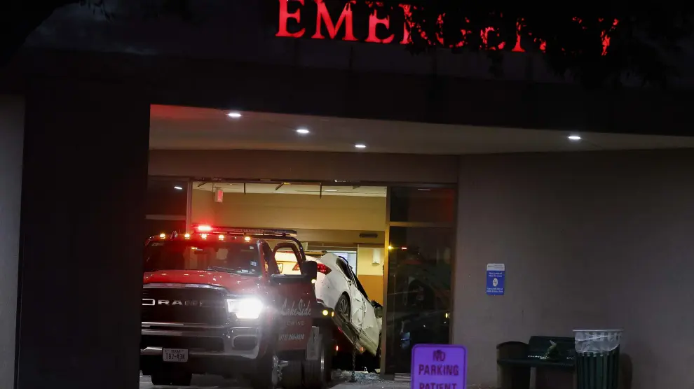 El vehículo se estrelló contra la sala de urgencias del hospital St. David's North.