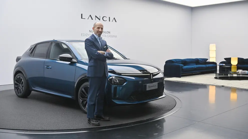 Luca Napolitano, consejero delegado de Lancia, junto al nuevo vehículo en Milán.