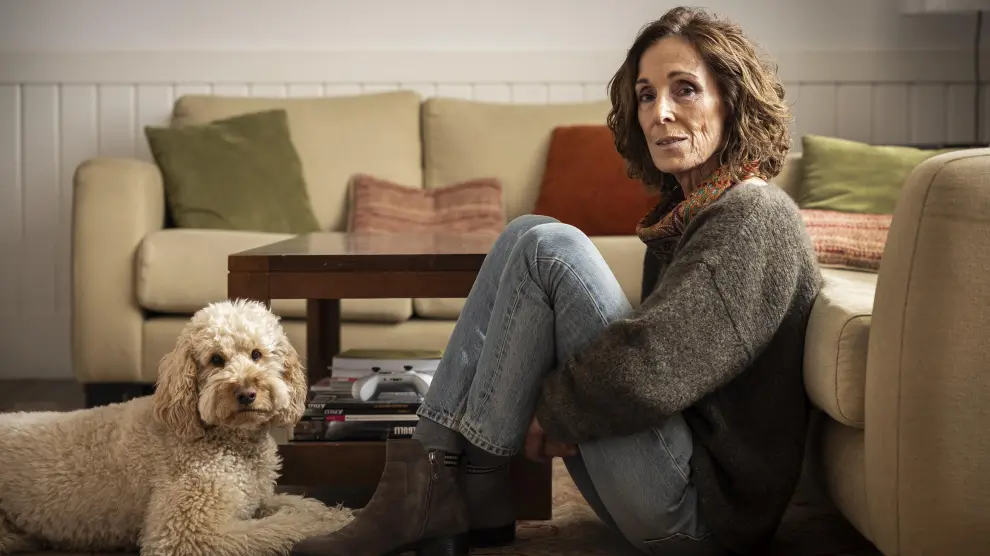 Pilar Nasarre en su casa de Madrid. Frente a ella, su perra, Jara.