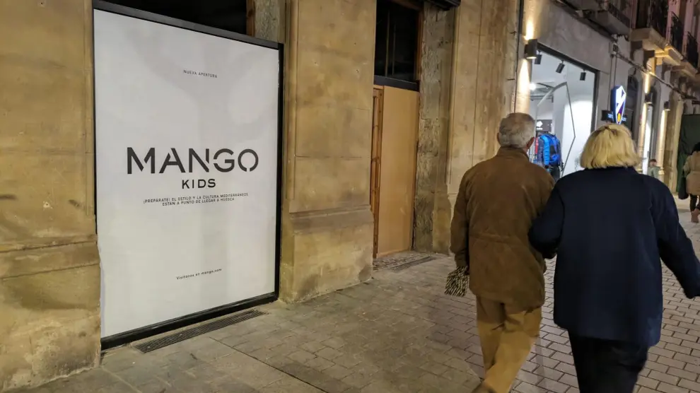 Un cartel anuncia ya la próxima apertura de Mango Kids en Huesca.