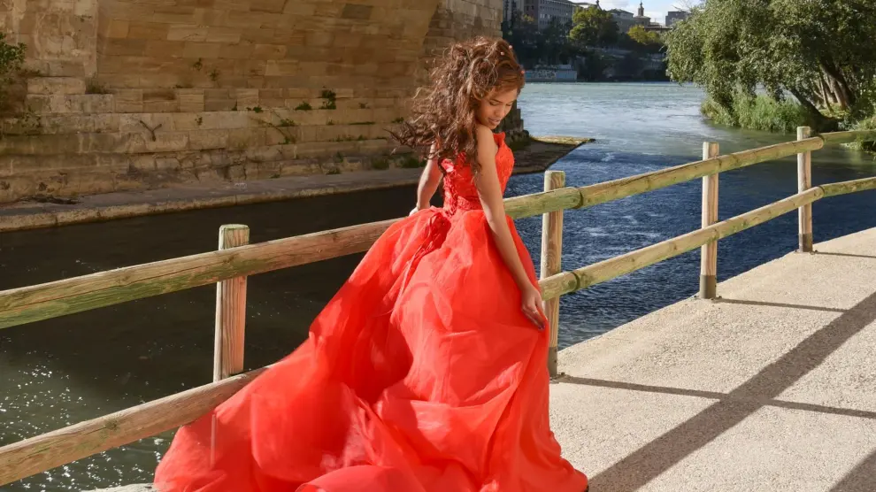 Una joven con un vestido de gala para su fiesta de largo por sus 18 años en Zaragoza, en una imagen de archivo.