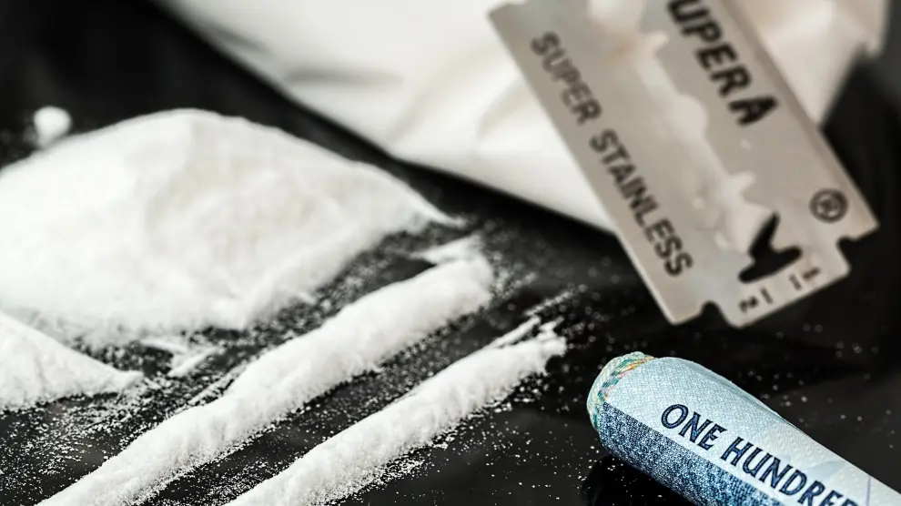 La cocaína es una sustancia estimulante que puede causar adicción.