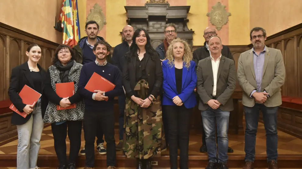 Foto de familia (con la ausencia del representante de Banariés) tras el nombramiento de los alcaldes pedáneos de Huesca.