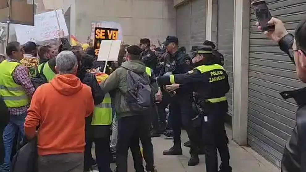 Los manifestantes han protagonizado momentos de tensión con los agentes tras el intento de entrar al edificio.
