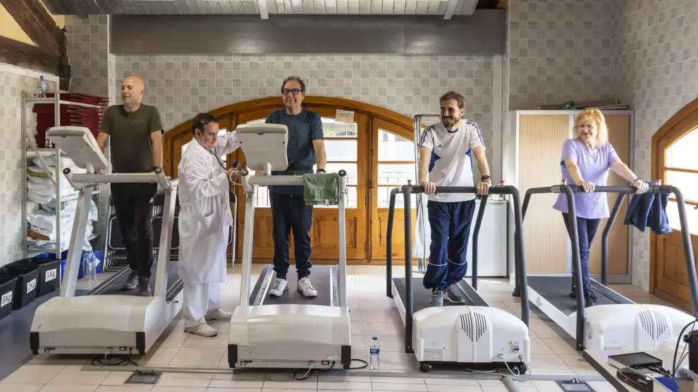 Begoña Gómez (d), de 62 años, hace ejercicio junto a otros pacientes de la Unidad de Rehabilitación Cardíaca de Aragón.