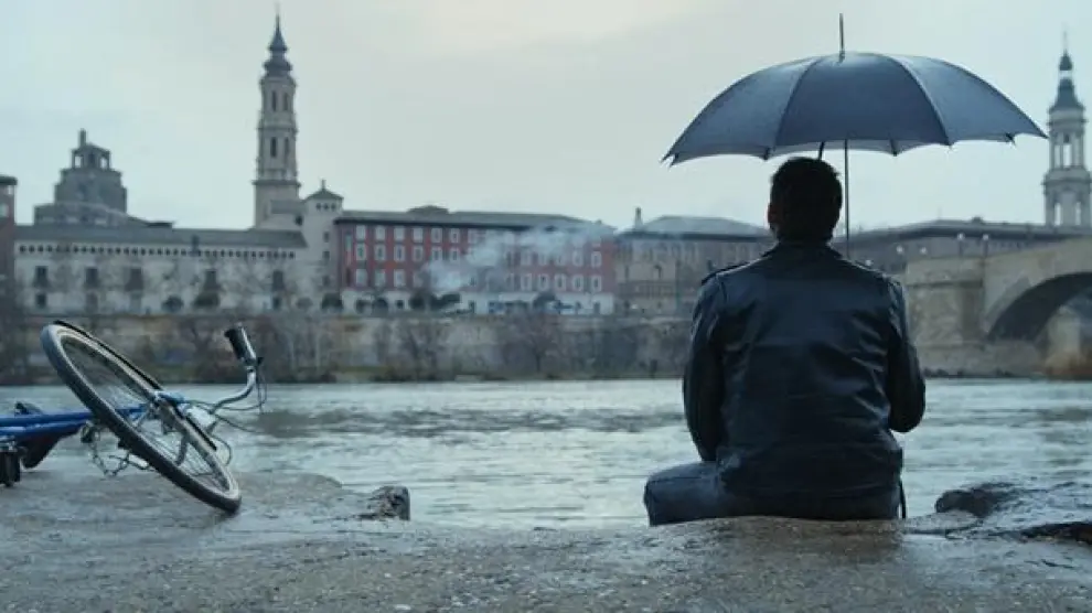 Pepe Lorente, caracterizado como Mauricio Aznar, a orillas del Ebro durante el rodaje de 'La estrella azul'.