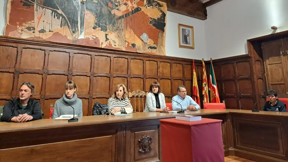 Los seis concejales de Biescas han esperado la llegada de Otal al pleno pero no se ha presentado a tomar posesión.