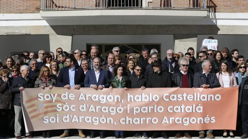 Concentración con la pancarta a las puertas del Ayuntamiento de Mequinenza este sábado