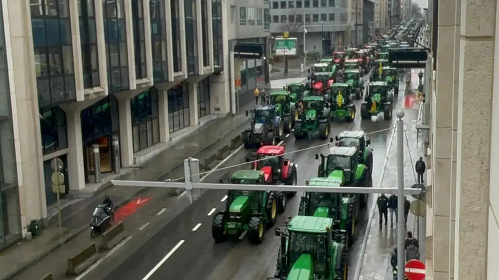 Imagen de la tractorada en Bruselas hoy.