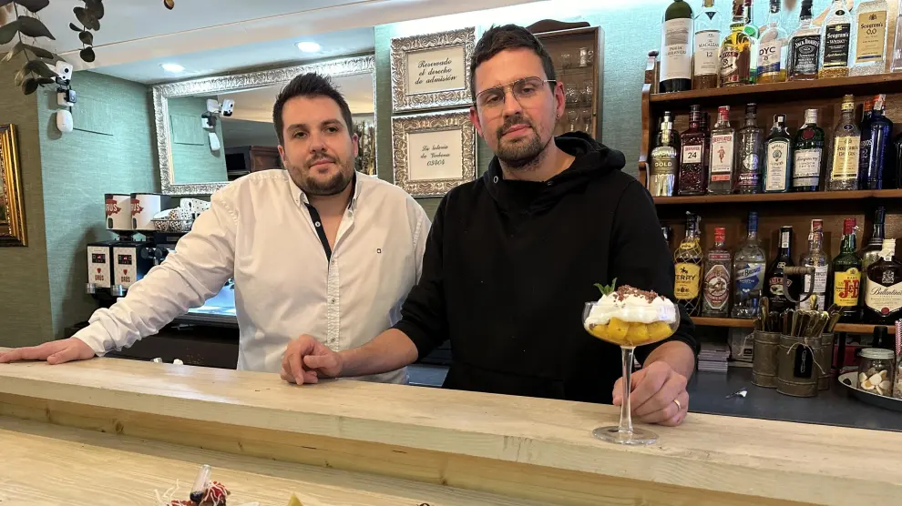 José García y José Guillén, en Verbena Gastro Bar de Monzón.